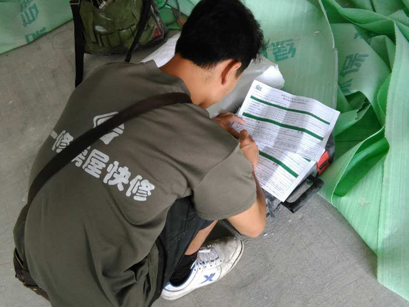 說起清水房簡單裝修出租，網上關于清水房簡單裝修出租的介紹非常多，清水房簡單裝修出租是很多網民非常關心和議論的話題；益修快裝公司提供清水房裝修服務，免費量房設計，先裝修后付款；提供清水房衛(wèi)生間裝修、清水房廚房修補、清水房廁所翻修、清水房臥室改造、清水房客廳翻新、清水房陽臺設計、清水房榻榻米維修、清水房背景墻粉刷等，以下是小編收集整理的清水房簡單裝修出租,90平左右的房子，簡裝修的話，大概需要多少錢？等信息，請往下看。  90平左右的房子，簡裝修的話，大概需要多少錢  90平米的房子簡裝的話需要7萬元左右，如果是精裝的話是沒有上限的，建議您做現(xiàn)代簡約風格裝修會比較省錢的，現(xiàn)代簡約風格裝修的要點如下： 1、簡約不等于簡單，它是經過深思熟慮后經過創(chuàng)新得出的設計和思路的延展，不是簡單的“堆砌”和平淡的“擺放”，不像有些設計師粗淺的理解的“直白”，比如床頭背景設計有些簡約到只有一個十字掛件，但是它凝結著設計師的獨具匠心，既美觀又實用。 2、現(xiàn)在家庭的簡約不只是說裝修，還反映在家居配飾上的簡約，比如不大的屋子，沒有必要為了顯得“闊綽”而購置體積較大的物品，相反應該生活所必需的東西才買，而且以不占面積、折疊、多功能等為主。試想：昂貴的價格的價格買的屋子讓個“破家具”給擠的沒了“空間”，那我們作為“主人”生活的愜意從何而來，能“簡約”嗎