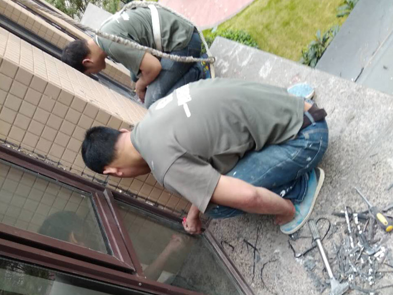 鄭州哪里有做門窗維修的公司，鄭州門窗維修更換玻璃門地彈簧