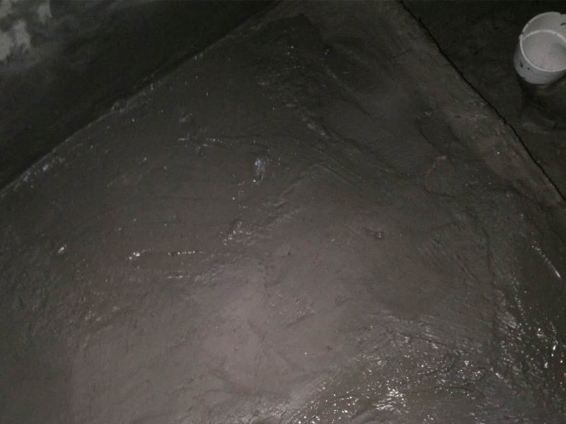 廁所找平刷防水裝修：第一步：清理墻面和地面 在涂刷防水涂層之前，先要清理墻面和地面，同時要用連接的氣泵皮管吹盡陰角處的浮沉。第二步：刷防水涂料，刷防水涂料時先刷墻角部位，交接處應有200mm，墻角涂刷完成后涂刷墻體，不得有漏刷情況。第三步：閉水試驗，在涂刷完防水涂料后，不能立刻貼瓷磚，還必須進行防水測試。堵住衛(wèi)生間排水口、地漏等，然后將衛(wèi)生間積水2~3cm。24小時后到樓下查看是否有水滲漏，一旦發(fā)現(xiàn)有滲水痕跡，必須馬上返工。