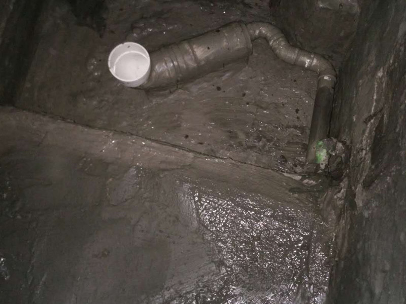 廁所找平刷防水裝修：第一步：清理墻面和地面 在涂刷防水涂層之前，先要清理墻面和地面，同時要用連接的氣泵皮管吹盡陰角處的浮沉。第二步：刷防水涂料，刷防水涂料時先刷墻角部位，交接處應有200mm，墻角涂刷完成后涂刷墻體，不得有漏刷情況。第三步：閉水試驗，在涂刷完防水涂料后，不能立刻貼瓷磚，還必須進行防水測試。堵住衛(wèi)生間排水口、地漏等，然后將衛(wèi)生間積水2~3cm。24小時后到樓下查看是否有水滲漏，一旦發(fā)現(xiàn)有滲水痕跡，必須馬上返工。