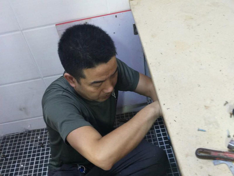 浴室柜和踢腳線安裝：1、與地磚一起鋪貼有些家居裝修安裝的為瓷磚踢腳線,瓷磚踢腳線和其他材質(zhì)的踢腳線安裝時間不同,瓷磚踢腳線在進(jìn)行地磚鋪貼的時候一塊進(jìn)行就行了。2、鋪貼壁紙后安裝有的家居墻面裝修選用了壁紙,這就需要在鋪貼完壁紙和地板以后再進(jìn)行踢腳線的安裝。3、刮大白前安裝踢腳線通常都會在裝修進(jìn)行刮大白這道工序前實行安裝,倘若先安裝地板和踢腳線再進(jìn)行刮大白,那刮大白的灰將會弄到地板和踢腳線上,難處理。