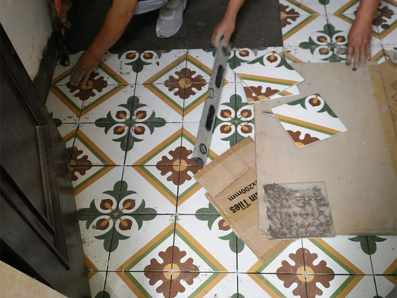 地面貼磚裝修：地磚鋪設(shè)前，都要浸泡，以免地磚的吸收率問題導(dǎo)致吸收水泥中的水份而出現(xiàn)緊繃開裂。地面需要用勺子或者水管，把地面基層用水淋濕。這個(gè)作業(yè)時(shí)，減少灰塵。還能讓地面吸收部分水份。不會(huì)產(chǎn)生缺水現(xiàn)象。接下來，是水泥墊層的攪拌，鋪砌時(shí)宜采用水泥漿或干鋪泥灑水作粘結(jié)。地磚摸好水泥油后，應(yīng)該用膠錘慢慢的拍打，達(dá)到水平儀的標(biāo)準(zhǔn)即可。地磚面層的表面在貼完后半小時(shí)內(nèi)，用水抹布處理潔凈、平整、堅(jiān)實(shí)；瓷板間拼縫寬度應(yīng)符合設(shè)計(jì)要求，拼縫寬度不宜大于2毫米。