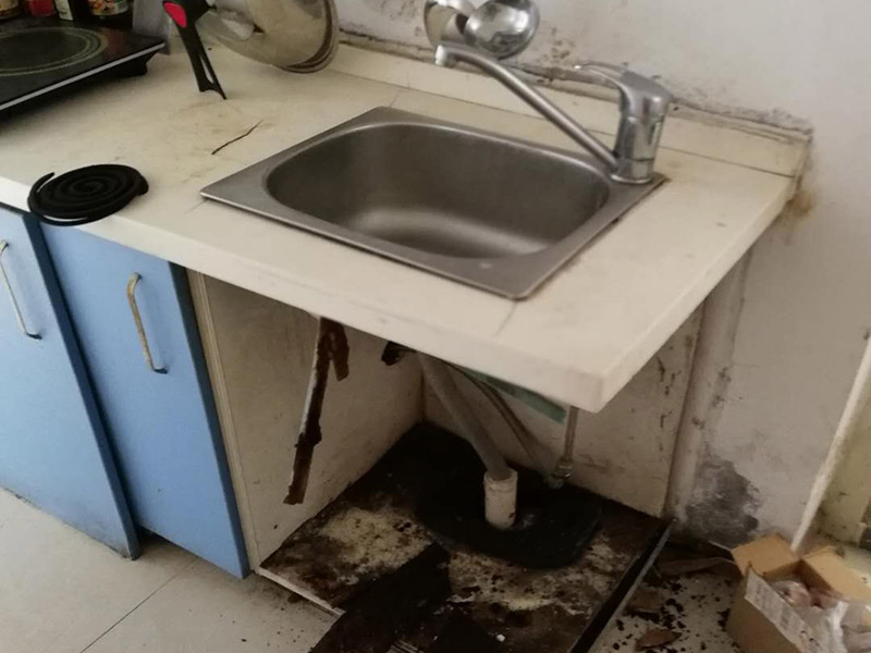 水槽管道維修：1.水槽出水口漏水
如果水槽漏水原因是水槽出水口漏水，一般來講，應(yīng)該是水槽內(nèi)的軸心墊片損壞了，只要將軸心墊更換一個(gè)就可以了。用鉗子將壓蓋拴進(jìn)行旋轉(zhuǎn)，轉(zhuǎn)松后取下，用夾子將磨碎的軸心墊片取出換上新的即可。
2.水槽和臺(tái)面間的銜接松動(dòng)，積水溺到臺(tái)面，并漏到櫥柜里
買好玻璃膠條，并將玻璃膠密封于水槽和臺(tái)面間的銜接處。
3.水槽下水管漏水
無論是上面的接口漏水，還是水槽下水管與地下的下水管間漏水，問題均出在橡膠墊上，橡膠墊老化或是開裂，都會(huì)出現(xiàn)漏水，這時(shí)只需把這個(gè)橡膠墊拆開并更換一個(gè)便可。
4.水槽本身漏水
用防水膩?zhàn)油磕ㄋ勐┧帯?#10;5.水槽零件壞或松動(dòng)
先仔細(xì)檢查角閥、螺絲和膠墊等位置，看是不是因使用太久，出現(xiàn)腐蝕和老化問題，若是如此，建議重新更換一個(gè)。
6.水槽栓下面縫隙漏水
水槽栓下面縫隙漏水的因?yàn)榭赡苁菈荷w內(nèi)三角密封墊磨損導(dǎo)致的。這時(shí)，只要用工具將龍頭的螺絲旋轉(zhuǎn)，轉(zhuǎn)松后取下螺絲和拴頭，將壓蓋弄松取下，接著將壓蓋內(nèi)的三角密封墊取出，換上一個(gè)新的三角密封墊就可以了。