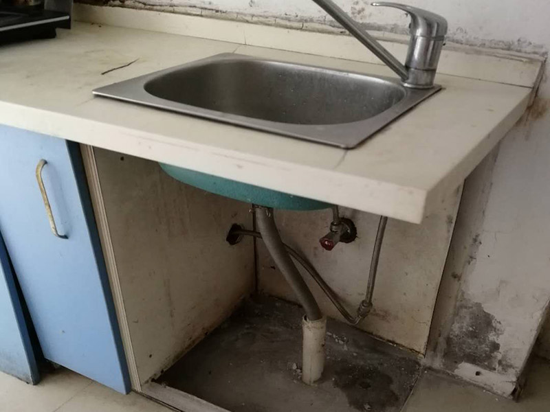 水槽管道維修：1.水槽出水口漏水
如果水槽漏水原因是水槽出水口漏水，一般來講，應(yīng)該是水槽內(nèi)的軸心墊片損壞了，只要將軸心墊更換一個(gè)就可以了。用鉗子將壓蓋拴進(jìn)行旋轉(zhuǎn)，轉(zhuǎn)松后取下，用夾子將磨碎的軸心墊片取出換上新的即可。
2.水槽和臺(tái)面間的銜接松動(dòng)，積水溺到臺(tái)面，并漏到櫥柜里
買好玻璃膠條，并將玻璃膠密封于水槽和臺(tái)面間的銜接處。
3.水槽下水管漏水
無論是上面的接口漏水，還是水槽下水管與地下的下水管間漏水，問題均出在橡膠墊上，橡膠墊老化或是開裂，都會(huì)出現(xiàn)漏水，這時(shí)只需把這個(gè)橡膠墊拆開并更換一個(gè)便可。
4.水槽本身漏水
用防水膩?zhàn)油磕ㄋ勐┧帯?5.水槽零件壞或松動(dòng)
先仔細(xì)檢查角閥、螺絲和膠墊等位置，看是不是因使用太久，出現(xiàn)腐蝕和老化問題，若是如此，建議重新更換一個(gè)。
6.水槽栓下面縫隙漏水
水槽栓下面縫隙漏水的因?yàn)榭赡苁菈荷w內(nèi)三角密封墊磨損導(dǎo)致的。這時(shí)，只要用工具將龍頭的螺絲旋轉(zhuǎn)，轉(zhuǎn)松后取下螺絲和拴頭，將壓蓋弄松取下，接著將壓蓋內(nèi)的三角密封墊取出，換上一個(gè)新的三角密封墊就可以了。