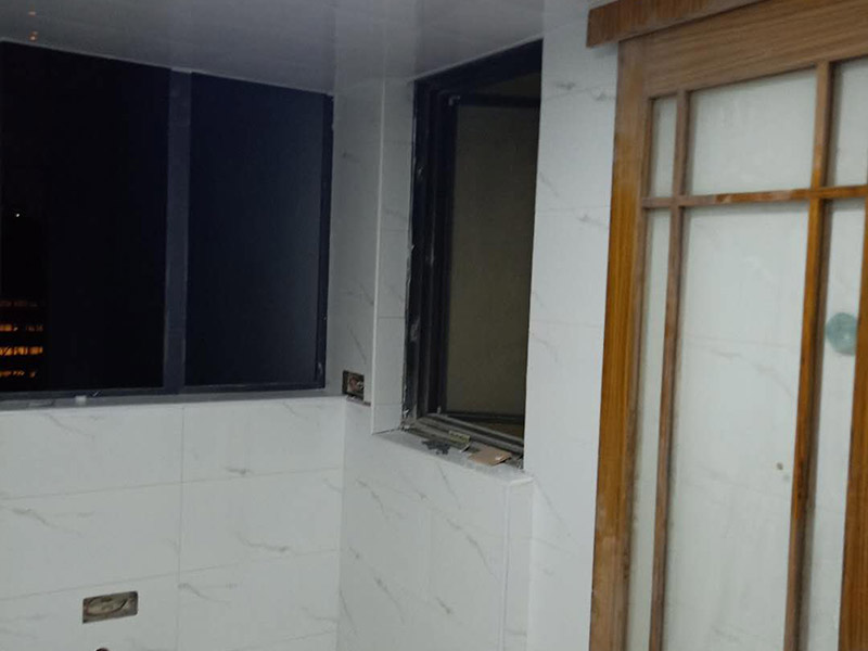 衛(wèi)生間瓷磚鋪貼：基層處理：把沾在基層上的浮漿、落地灰等用暫子或鋼絲刷清理掉，再用掃帚將浮土清掃干凈。找標(biāo)高：根據(jù)水平標(biāo)準(zhǔn)線和設(shè)計(jì)厚度，在四周墻、柱上彈出面層的上平標(biāo)高控制線。排磚：將房間依照磚的尺寸留縫大小，排出磚的放置位置，并在基層地面彈出十字控制線和分格線。鋪設(shè)結(jié)合層砂漿：鋪設(shè)前應(yīng)將基底濕潤(rùn)，并在基底上刷一道素水泥漿或界面結(jié)合劑，隨刷隨鋪設(shè)攪拌均勻的干硬性水泥砂漿。鋪磚時(shí)應(yīng)先在房間中間按照十字線鋪設(shè)十字控制磚，之后按照十字控制磚向四周鋪設(shè)，并隨時(shí)用2m靠尺和水平尺檢查平整度。大面積鋪貼時(shí)應(yīng)分段、分部位鋪貼。養(yǎng)護(hù)：當(dāng)磚面層鋪貼完24h內(nèi)應(yīng)開(kāi)始澆水養(yǎng)護(hù)，養(yǎng)護(hù)時(shí)間不得小于7d。