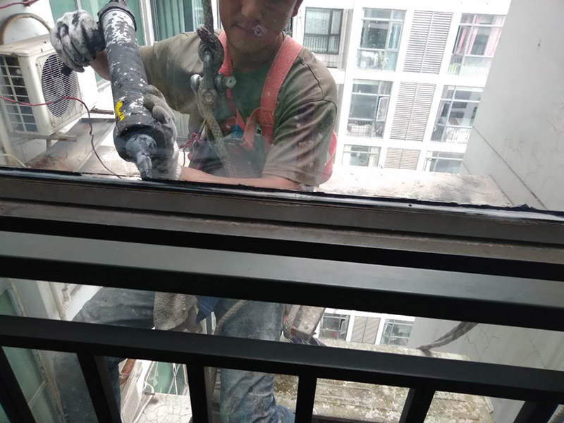 窗戶打膠翻新：1.門窗打膠，安裝地板窗框時，應(yīng)連接水平和垂直拉線。每層的水平相同，上側(cè)和下側(cè)是直的。當(dāng)窗框和墻壁固定時，首先固定上框架，固定后框架，并用塑料膨脹螺栓固定。 2.孔與開口之間的膨脹節(jié)內(nèi)腔填充有閉孔泡沫，發(fā)泡劑等彈性材料，表面用密封膠密封。門窗的安裝必須牢固。嵌入式部件的數(shù)量，位置和埋設(shè)連接方法必須符合設(shè)計要求。用于固定每根鋼筋的緊固件必須不小于3，間距不應(yīng)超過300毫米。與鋼制端部的距離不應(yīng)超過100毫米。