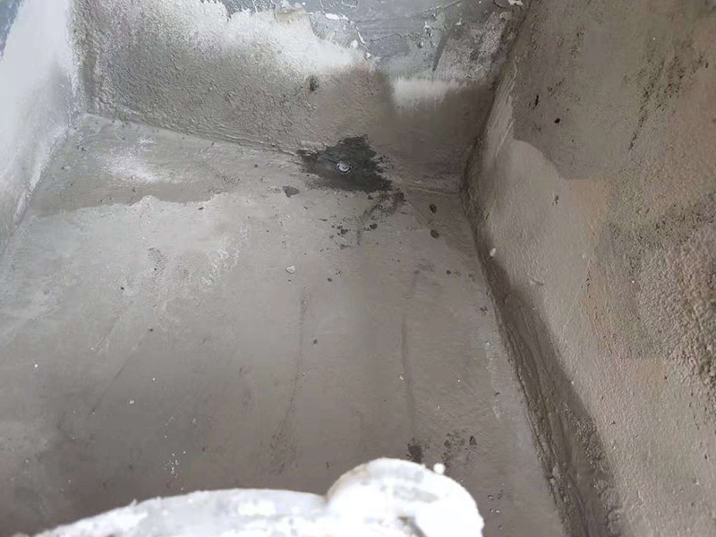 小露臺(tái)防水施工：1、選好防水涂料：涂料選好了，防水就成功了一大半。沒有優(yōu)良的性能和良好的保護(hù)措施，難以達(dá)到要求的耐久年限。所以應(yīng)選擇抗拉強(qiáng)度高、延伸率大、耐老化好的防水材料。 　　2.坡度設(shè)計(jì)：首先要確保地面有坡度，低的一邊為排水口。然后就是要確保陽臺(tái)和客廳或陽臺(tái)和起居室至少要有2～3公分的高度差。一般情況下要使客廳和陽臺(tái)有這樣的高度差其實(shí)是很有難度的，因?yàn)榻ㄖ旧砜赡芨叨炔钪挥?公分左右。建議用一塊大理石板來做裝飾，既實(shí)用又美觀。 　　3.在露臺(tái)地面要確保排水系統(tǒng)的順暢，特別是陽臺(tái)養(yǎng)有植物時(shí)要定期清理，防止排水時(shí)堵塞地漏，以防止積水滲透進(jìn)居室。
