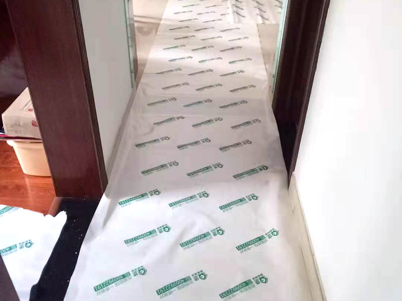 過道成品保護：各種裝修物料的進場以及各種建筑裝修垃圾的清理，都會經(jīng)過入戶門，這些物品在搬運的過程中，難免會和入戶門發(fā)生磕碰，造成入戶門的磕碰劃傷，所以，第一個需要做好成品保護的地方就是入戶門。 在裝修開工前直到家具進場期間，都需要對入戶門進行保護！可以使用成品保護膜將門包裹。 地面瓷磚鋪貼完后，用成品保護膜覆蓋磚面，既可以防止裝修時的沙子磨傷地面，同時也能有效地防止油漆涂料等有色液體滴落磚面，造成地面污染。