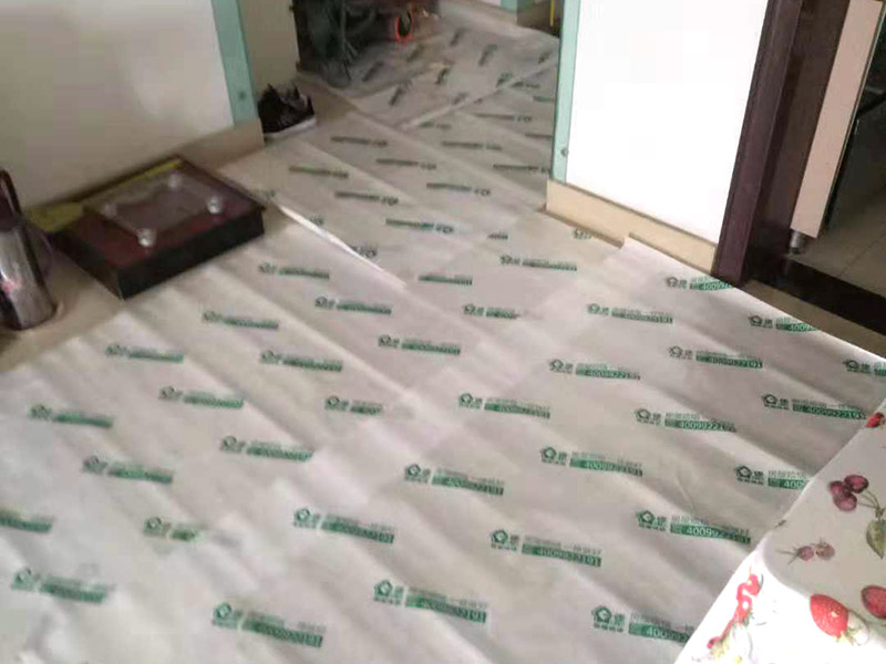 過道成品保護：各種裝修物料的進場以及各種建筑裝修垃圾的清理，都會經(jīng)過入戶門，這些物品在搬運的過程中，難免會和入戶門發(fā)生磕碰，造成入戶門的磕碰劃傷，所以，第一個需要做好成品保護的地方就是入戶門。 在裝修開工前直到家具進場期間，都需要對入戶門進行保護！可以使用成品保護膜將門包裹。 地面瓷磚鋪貼完后，用成品保護膜覆蓋磚面，既可以防止裝修時的沙子磨傷地面，同時也能有效地防止油漆涂料等有色液體滴落磚面，造成地面污染。