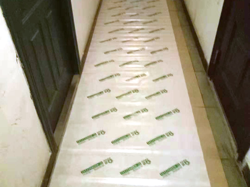 過道成品保護：各種裝修物料的進場以及各種建筑裝修垃圾的清理，都會經(jīng)過入戶門，這些物品在搬運的過程中，難免會和入戶門發(fā)生磕碰，造成入戶門的磕碰劃傷，所以，第一個需要做好成品保護的地方就是入戶門。 在裝修開工前直到家具進場期間，都需要對入戶門進行保護！可以使用成品保護膜將門包裹。 地面瓷磚鋪貼完后，用成品保護膜覆蓋磚面，既可以防止裝修時的沙子磨傷地面，同時也能有效地防止油漆涂料等有色液體滴落磚面，造成地面污染。