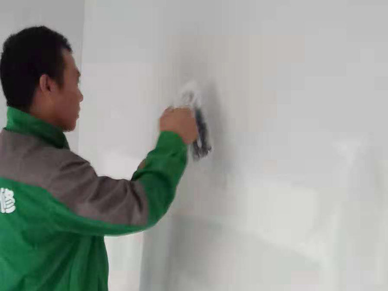 過道成品保護：各種裝修物料的進場以及各種建筑裝修垃圾的清理，都會經(jīng)過入戶門，這些物品在搬運的過程中，難免會和入戶門發(fā)生磕碰，造成入戶門的磕碰劃傷，所以，第一個需要做好成品保護的地方就是入戶門。 在裝修開工前直到家具進場期間，都需要對入戶門進行保護！可以使用成品保護膜將門包裹。 地面瓷磚鋪貼完后，用成品保護膜覆蓋磚面，既可以防止裝修時的沙子磨傷地面，同時也能有效地防止油漆涂料等有色液體滴落磚面，造成地面污染。