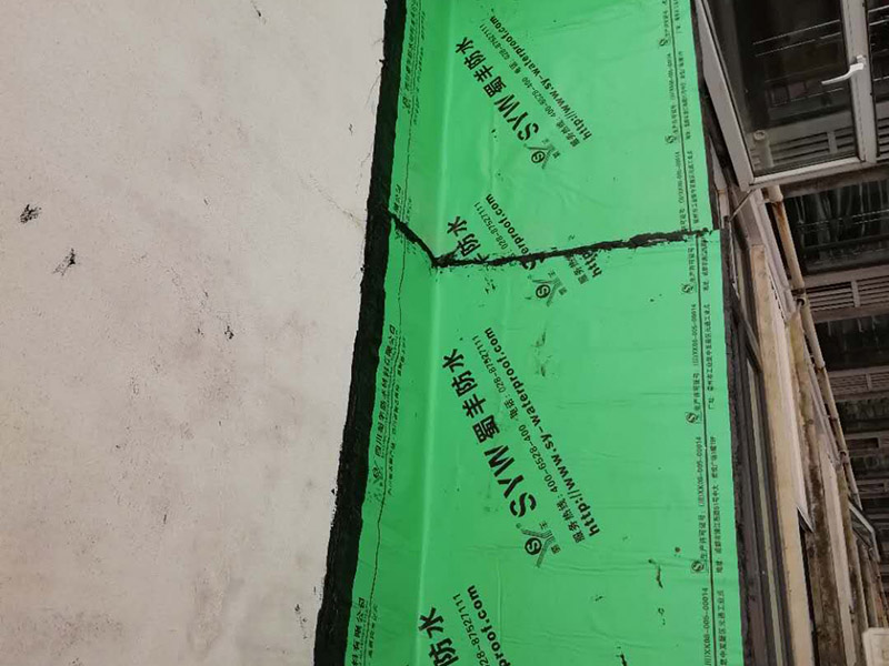 露臺頂補防水維修：施工前應(yīng)先對基層進行檢查和清理，發(fā)現(xiàn)薄弱環(huán)節(jié)先行補強，經(jīng)檢查合格后方可進行上面防水層的施工。 在施工屋面防水卷材層時必須保證基層干燥否則會影響防水效果，干燥程度的。檢驗方法：是將1㎡卷材平坦地鋪在找平層上，靜置3—4小時后掀開檢查，找平層覆蓋部位與卷材上未見水跡即可鋪設(shè)卷材。 防水卷材施工前，首先應(yīng)配瀝青，按當(dāng)日工作量配制，嚴格用秤計量。