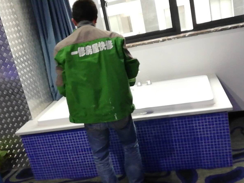 浴缸安裝維修：1、做好管道后，補好開槽部位做防水，24小時蓄水試驗確保無滲漏。 2、按正常程序鋪磚，做完。 3、安裝浴缸：用泡沫磚墊好浴缸。浴缸高度一般在600mm以內(nèi)。接好上下水，保持通暢。然后用泡沫磚砌好墻抹灰。注意在下水管相應位置留好檢修孔，250x300mm左右。 4、臺子上用什么材料，可以用同式樣的墻磚，馬賽克，人造石，大理石，不銹鋼等都可以，具體看你所喜歡的風格。