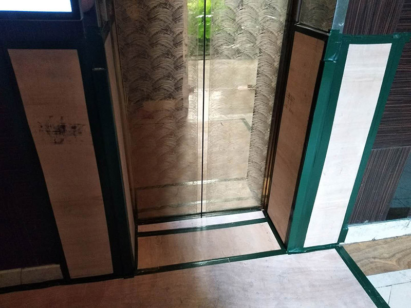 過(guò)道保護(hù)裝修：1、入戶門扇進(jìn)行包裹保護(hù)，用透明膠帶將保護(hù)膜粘貼牢固平整。2、過(guò)道整鋪保護(hù)膜，這樣就不會(huì)造成在運(yùn)輸材料過(guò)程中造成過(guò)道瓷磚的損壞。3、過(guò)道電梯、墻壁要保護(hù)膜包裹，用透明膠帶粘貼，防止碰撞造成墻壁的擦掛。 窗戶玻璃保護(hù)規(guī)范為：只保護(hù)玻璃部分，使用膩?zhàn)幽z水粘實(shí)。