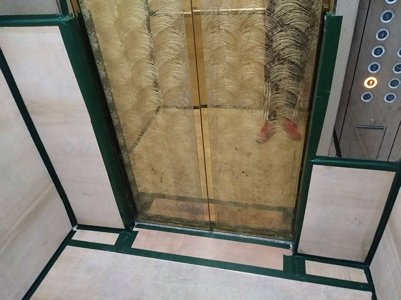 過(guò)道保護(hù)裝修：1、入戶門扇進(jìn)行包裹保護(hù)，用透明膠帶將保護(hù)膜粘貼牢固平整。2、過(guò)道整鋪保護(hù)膜，這樣就不會(huì)造成在運(yùn)輸材料過(guò)程中造成過(guò)道瓷磚的損壞。3、過(guò)道電梯、墻壁要保護(hù)膜包裹，用透明膠帶粘貼，防止碰撞造成墻壁的擦掛。 窗戶玻璃保護(hù)規(guī)范為：只保護(hù)玻璃部分，使用膩?zhàn)幽z水粘實(shí)。
