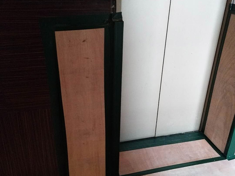 過(guò)道保護(hù)裝修：1、入戶門扇進(jìn)行包裹保護(hù)，用透明膠帶將保護(hù)膜粘貼牢固平整。2、過(guò)道整鋪保護(hù)膜，這樣就不會(huì)造成在運(yùn)輸材料過(guò)程中造成過(guò)道瓷磚的損壞。3、過(guò)道電梯、墻壁要保護(hù)膜包裹，用透明膠帶粘貼，防止碰撞造成墻壁的擦掛。 窗戶玻璃保護(hù)規(guī)范為：只保護(hù)玻璃部分，使用膩?zhàn)幽z水粘實(shí)。