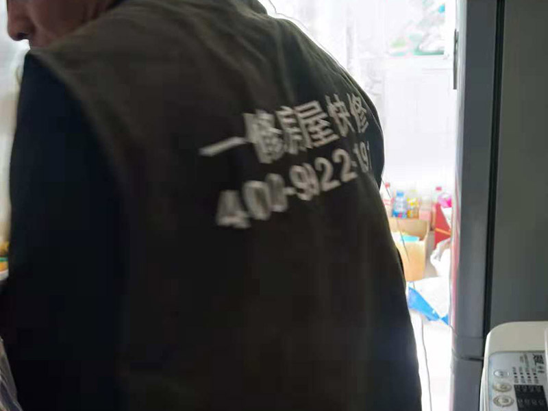 衛(wèi)生間水管安裝：一、衛(wèi)生間水管安裝的正確順序 衛(wèi)生間的水管裝置前定要遵從合理步驟，一般首要和師傅參議水路的詳細(xì)走向，二是用電錘把卡子固定到墻上，三是開端用專業(yè)的熱溶機(jī)對(duì)管子進(jìn)行熱熔銜接，四是用試壓泵對(duì)整個(gè)管線進(jìn)行打壓測(cè)試，五是整理現(xiàn)場(chǎng)。二、衛(wèi)生間水管的規(guī)劃布局 衛(wèi)生間水管裝置要根據(jù)水的走向進(jìn)行鋪設(shè)，一般是橫平豎直，盡可能2條管道不交叉，如果穿插要搭過橋，冷熱水管分隔并保持必定的間隔，沐浴混水閥的左右方位正確且裝在浴缸中心，高度最好在1.8m-2.1m間，還要為熱水器的裝置和洗衣機(jī)的進(jìn)出水口預(yù)留方位，做到科學(xué)合理的布局。