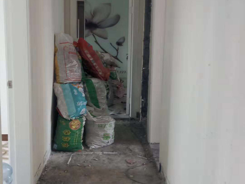 整體裝修拆除：主體拆改就是先改變空間格局框架，然后在搭建好的框架上做水電、吊頂?shù)软椖?。主要?nèi)容包括拆墻、砌墻、鏟墻皮、拆暖氣、換塑鋼窗等等。如果是二手房進(jìn)行主體拆改，那么還要做水電改造，空調(diào)移機(jī)之類的步驟，方便后期墻面涂刷。 1、設(shè)計圖紙。在進(jìn)行拆改之前先要設(shè)計好圖紙，根據(jù)業(yè)主的需求，將空間重新劃分。若是沒有圖紙的指導(dǎo)就直接拆改，萬一拆改錯了，那么就是費工又廢料。 2、原主體材料的留去。原有的裝修材料能用的就留下來，例如墻面處理時原來的膩子是防水膩子，就不用鏟了。 3、墻體拆改。按照裝修圖紙的指示進(jìn)行拆墻、砌新墻。 4、地面拆改要拆掉地皮，墻面裝修要拆掉暖氣，門窗也要更換。 5、清理垃圾。拆除工程會產(chǎn)生大量的垃圾，如不及時清理會耽誤拆除進(jìn)程。
