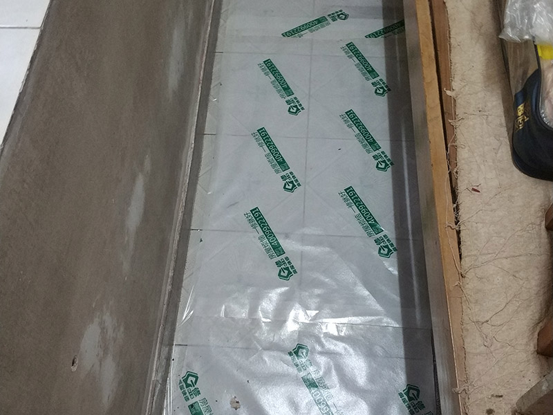 地面保護維修：房屋裝修、建筑裝修的整個過程都是非常漫長的，并非一兩天就能完工的，其中涉及的環(huán)節(jié)也很多。在裝修施工的過程中，裝修工人們會不斷進進出出，而且還會攜帶一些水泥漿等泥土，甚至是油漆或者被堅利物刮花，如果不采取地面保護措施，這樣對地面會造成很大的影響。 地板保護膜能夠在近年來的迅速興起，它的保護作用是不可忽視的。它是采用環(huán)保pvc和工業(yè)用針織棉制作而成，有雙重作用。pvc具備防滑、防水、防油漆甚至防火阻燃的功能，結合針織棉能夠防潮吸沙塵、對從高處掉下的東西起到一個緩沖減震的作用。 使用了裝飾地板保護膜，可以有效防止地面瓷磚，大理石，木地板被損傷刮花。