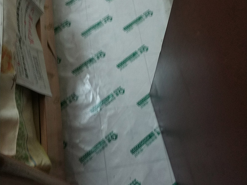 地面保護維修：房屋裝修、建筑裝修的整個過程都是非常漫長的，并非一兩天就能完工的，其中涉及的環(huán)節(jié)也很多。在裝修施工的過程中，裝修工人們會不斷進進出出，而且還會攜帶一些水泥漿等泥土，甚至是油漆或者被堅利物刮花，如果不采取地面保護措施，這樣對地面會造成很大的影響。 地板保護膜能夠在近年來的迅速興起，它的保護作用是不可忽視的。它是采用環(huán)保pvc和工業(yè)用針織棉制作而成，有雙重作用。pvc具備防滑、防水、防油漆甚至防火阻燃的功能，結合針織棉能夠防潮吸沙塵、對從高處掉下的東西起到一個緩沖減震的作用。 使用了裝飾地板保護膜，可以有效防止地面瓷磚，大理石，木地板被損傷刮花。