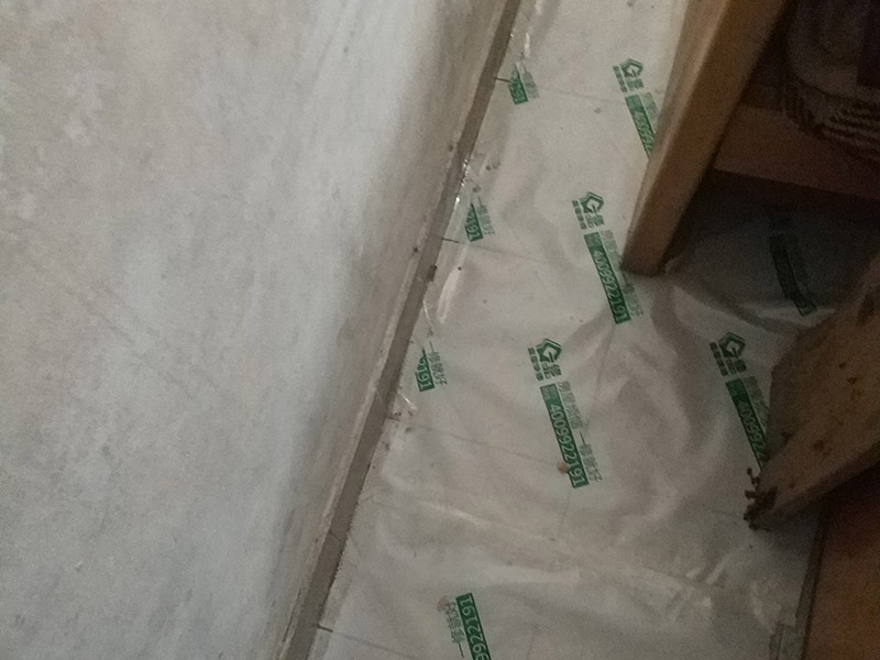 地面保護維修：房屋裝修、建筑裝修的整個過程都是非常漫長的，并非一兩天就能完工的，其中涉及的環(huán)節(jié)也很多。在裝修施工的過程中，裝修工人們會不斷進進出出，而且還會攜帶一些水泥漿等泥土，甚至是油漆或者被堅利物刮花，如果不采取地面保護措施，這樣對地面會造成很大的影響。 地板保護膜能夠在近年來的迅速興起，它的保護作用是不可忽視的。它是采用環(huán)保pvc和工業(yè)用針織棉制作而成，有雙重作用。pvc具備防滑、防水、防油漆甚至防火阻燃的功能，結合針織棉能夠防潮吸沙塵、對從高處掉下的東西起到一個緩沖減震的作用。 使用了裝飾地板保護膜，可以有效防止地面瓷磚，大理石，木地板被損傷刮花。