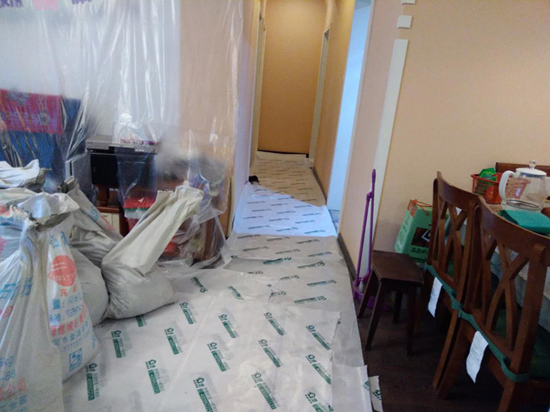 廁所下半部分拆除：首先,指揮一般裝修衛(wèi)生間墻磚拆遷,電線和燈具,避免后期對電器造成傷害,電路漏電,觸電,再用廁所外的插座安裝輔助用品最近,切忌使用衛(wèi)生間插座。廁所呈現(xiàn)第二,然后衛(wèi)生間的衛(wèi)浴裝修拆除。在浴室墻磚之前它將水槽,馬桶,淋浴頭。浴缸、鉤子、內(nèi)閣和供應(yīng),掃清道路。三,先拆除天花板,如果刪除第一個(gè)衛(wèi)生間墻面,可以導(dǎo)致天花板突然下降,導(dǎo)致健康工人的健康風(fēng)險(xiǎn)。終于開始衛(wèi)生間墻壁拆遷,從下到上拆除。
