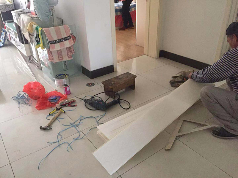 廚房吊頂翻新改造：首先要做的工作就是位置的明確，要確定浴霸安裝在哪里，高度已經(jīng)設(shè)定了以后就要準備水平度的確定了，首先要做好角線，然后用哪個螺絲和膠水將角線固定好，尤其是在屋頂轉(zhuǎn)角的地方，一定要拼貼的整齊，不能夠留下任何的痕跡，否則看起來很影響美觀。 吊頂?shù)拇蚩锥ㄎ灰邶埞谴_定以后，才能夠開始準備用沖擊鉆來打孔，然后按照具體的長度來對打孔的位置進行切割并且進行組裝，要將吊桿螺絲擰緊，然后進行固定，打孔和對角線的設(shè)置是可以同步進行的。 龍骨的安裝首先要把固定環(huán)拿下來，固定環(huán)是安裝在吊桿螺絲下面的，然后在安裝的時候，將三角龍骨安裝在主龍骨上面，然后開始進行調(diào)節(jié)，這個時候連接位置的螺絲就可以逐漸的緊一緊，確保龍骨的位置是平直的。 在安裝了龍骨以后就可以開始安裝吊頂了，吊頂可以從中間開始安裝也可以從兩邊開始安裝，在安裝電器的時候，首先要將浴霸的固定架安裝在吊頂上面，固定好，然后請專業(yè)人員接線，并且對線路做好保護。