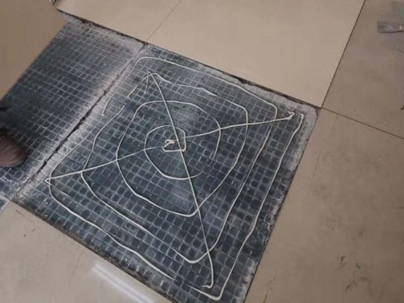 地面空鼓維修：如果是發(fā)現(xiàn)單塊的地磚空鼓超過標(biāo)準(zhǔn)，可以要求裝修人員把磚撬開了重鋪。方法就是取出空鼓的地磚，可利用吸盤，平直的吊出，然后再按照規(guī)范要求進(jìn)行鋪貼。如果只是小部分松動，可以把磚縫清理干凈，用水把地面充分潤濕，用水泥漿對膠水，用膠榔頭輕輕打擊，使水泥漿滲入，滲入后用重物壓使干后就可；如果是一半以上就要重新處理，膠榔頭輕輕打擊地磚，使地磚完全松動，清理縫隙，取出 地磚，鑿打地面重新粘貼就可以了；