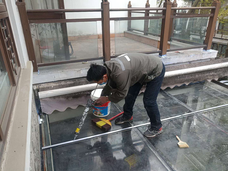 玻璃屋頂打膠防水：把陽(yáng)光房的邊清理干凈。用結(jié)構(gòu)膠往縫里填到60%。然后用和縫大小的泡抹棒往里壓填充，把膠往陽(yáng)光房與型材的縫里擠。最后填充耐候密封膠，用刮刀來(lái)回30度角度刮2遍。缺膠的補(bǔ)上。30分內(nèi)把紙揭掉。陽(yáng)光房的鋁合金、鋼材等框架材料連接處基本靠打建筑膠來(lái)固定與防漏水。建筑膠打膠前，需要將打膠處用溫布擦干凈且干了之后打膠，否則就算是用了高級(jí)的建筑膠，其實(shí)際效果只有普通建筑膠的效果，將會(huì)大大降低陽(yáng)光房結(jié)構(gòu)膠的使用壽命。