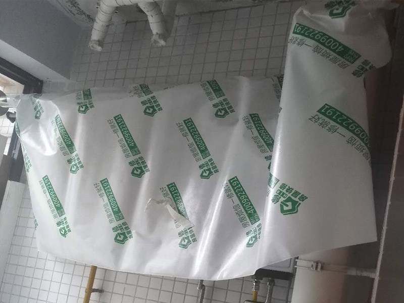 陽臺頂面修補(bǔ)：如果混凝土樓板是干燥的，則極大的可能是在吊頂之上這一段管道有漏水的地方，極小可能是濕氣過大凝結(jié)在金屬扣板上的冷凝水。除了直觀的漏水外，墻壁發(fā)霉，附近地板變形，大部分都是滲漏水導(dǎo)致的。 進(jìn)水管是一直有水的而且有水壓，通常如果是進(jìn)水管漏水會比較嚴(yán)重，關(guān)掉水閘放空存水漏水就會停止。停用一段時間漏水減輕后，把地漏打開，往排水管里直接大量注水，注意不要灑到四周，如果漏水加劇，就是相對應(yīng)的支線排水管漏水。如果停用一段時間，水閘也關(guān)了，存水也放空了，還是漏水不見減輕，就是主排水管漏水。