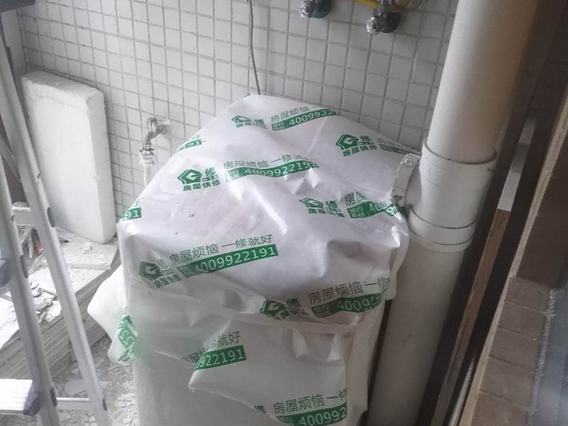 陽臺頂面修補(bǔ)：如果混凝土樓板是干燥的，則極大的可能是在吊頂之上這一段管道有漏水的地方，極小可能是濕氣過大凝結(jié)在金屬扣板上的冷凝水。除了直觀的漏水外，墻壁發(fā)霉，附近地板變形，大部分都是滲漏水導(dǎo)致的。 進(jìn)水管是一直有水的而且有水壓，通常如果是進(jìn)水管漏水會比較嚴(yán)重，關(guān)掉水閘放空存水漏水就會停止。停用一段時間漏水減輕后，把地漏打開，往排水管里直接大量注水，注意不要灑到四周，如果漏水加劇，就是相對應(yīng)的支線排水管漏水。如果停用一段時間，水閘也關(guān)了，存水也放空了，還是漏水不見減輕，就是主排水管漏水。