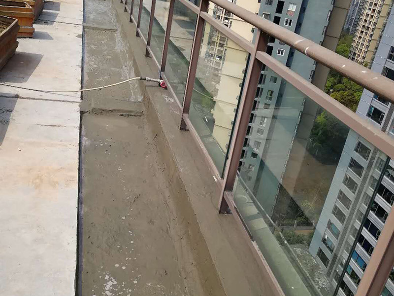 露臺防水維修：室外防水,基本上都是采用卷材粘貼的方式來做的。個人建議大家就選擇改良SBS防水卷材來做露臺的防水。這種也是最常用,價格也是很便宜的一種防水方式,做好了效果也是非常的好。 1、選擇防水涂料：暴露于自然的防水層的陽臺，暴露在溫暖的陽光，雨雪，嚴寒和熱溫度折磨，沒有優(yōu)異的性能和良好的保護措施，陣風侵蝕，難以實現(xiàn)所需的阻力。 2、選擇柔軟排排出：在大雨和臺風，降雨量超過排水地漏的容量更大，有可能是陽臺地面形成水。 3、地形必須設計有坡度：未密封的陽臺會在大雨的情況下淹沒房間。為了防止雨水進入房間，在翻新地板時應考慮水平傾斜，以確保水可以流入排水井而不能流入房間。露臺防水露臺防水 陽臺地板必須——6030毫米內(nèi)部的地板的下方，朝向的排水和水保持在邊緣的外邊緣中的雨水管，以排出水的方向上的緩坡。