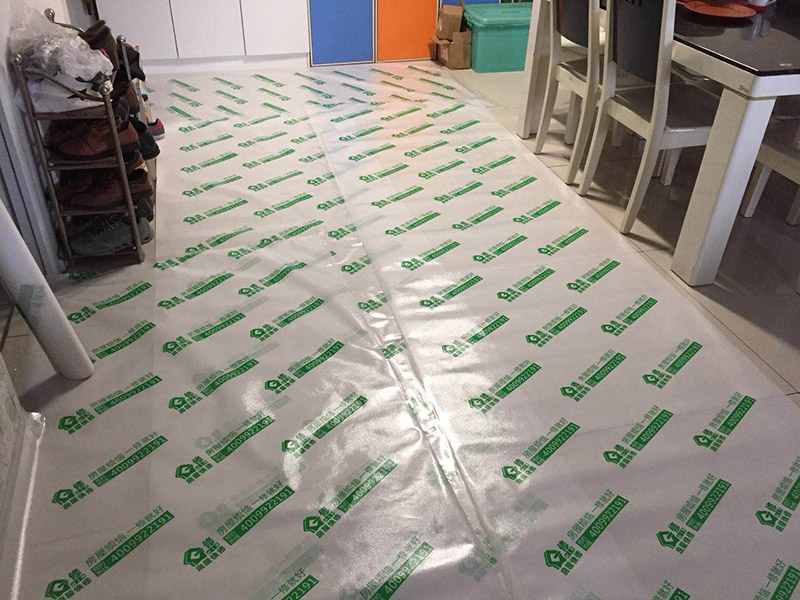 裝修地面保護：各種裝修物料的進場以及各種建筑裝修垃圾的清理，都會經過入戶門，這些物品在搬運的過程中，與入戶門發(fā)生磕碰、摩擦的機率大大增加，所以，第一個需要做好成品保護的地方就是我們的入戶門。建議：在裝修開工前直到家具進場期間，都需要對入戶門進行保護！對于這一點，可以使用成品保護膜將門包裹。瓷磚、地板的鋪裝，也屬于基礎裝修的部分，經常發(fā)現(xiàn)瓷磚施工時和施工后都沒有做成品保護工作，具體的表現(xiàn)有：瓷磚邊鋪邊勾縫、在剛鋪的瓷磚、地板上堆放雜物、剛鋪的瓷磚就在上面走動踩踏、地面瓷磚、地板沒有使用成品保護膜覆蓋等，這些都會影響瓷磚的鋪貼效果，造成瓷磚的施工質量問題。