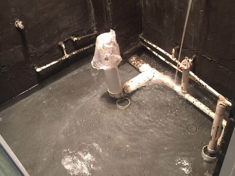 衛(wèi)生間閉水試驗：堵：將地面所有排水口（地漏、豎管等）全部堵住，如果衛(wèi)生間地面太高，應(yīng)該在門口砌一個水泥臺，防止水外流。 注：向衛(wèi)生間內(nèi)注水，注水高度不低于20mm（一般不超過40mm）——衛(wèi)生間地面是有坡度的，這里的高度，應(yīng)該在坡度最高的地方測量。 如果墻面也做了防水，在注水的過程中，應(yīng)該同時向墻壁上淋水。 注水后，保持24~48小時。