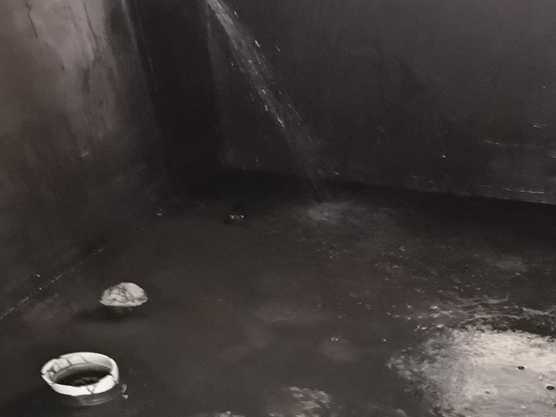 衛(wèi)生間閉水試驗：堵：將地面所有排水口（地漏、豎管等）全部堵住，如果衛(wèi)生間地面太高，應(yīng)該在門口砌一個水泥臺，防止水外流。 注：向衛(wèi)生間內(nèi)注水，注水高度不低于20mm（一般不超過40mm）——衛(wèi)生間地面是有坡度的，這里的高度，應(yīng)該在坡度最高的地方測量。 如果墻面也做了防水，在注水的過程中，應(yīng)該同時向墻壁上淋水。 注水后，保持24~48小時。