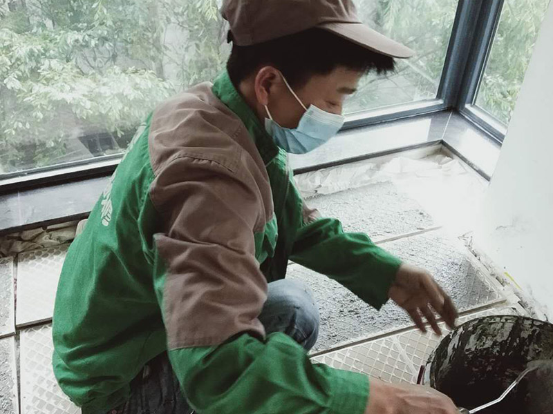 瓷磚滾涂背膠：在涂刷前將玻化磚背面用濕布擦拭干凈，去除飾面磚材背面的油污、防護(hù)劑、脫模劑等影響粘結(jié)的物質(zhì)。施工時(shí)，可采用刷涂或滾涂的方法。用毛刷、滾筒將拌均的背膠均勻涂刷在飾面磚材的背面 ，建議采用“十字交叉法”均勻地涂刷一層，避免漏涂露底，一般用量約為0.3kg/m。待5小時(shí)以上，背膠完全干固后方可進(jìn)行下道施工工序。
