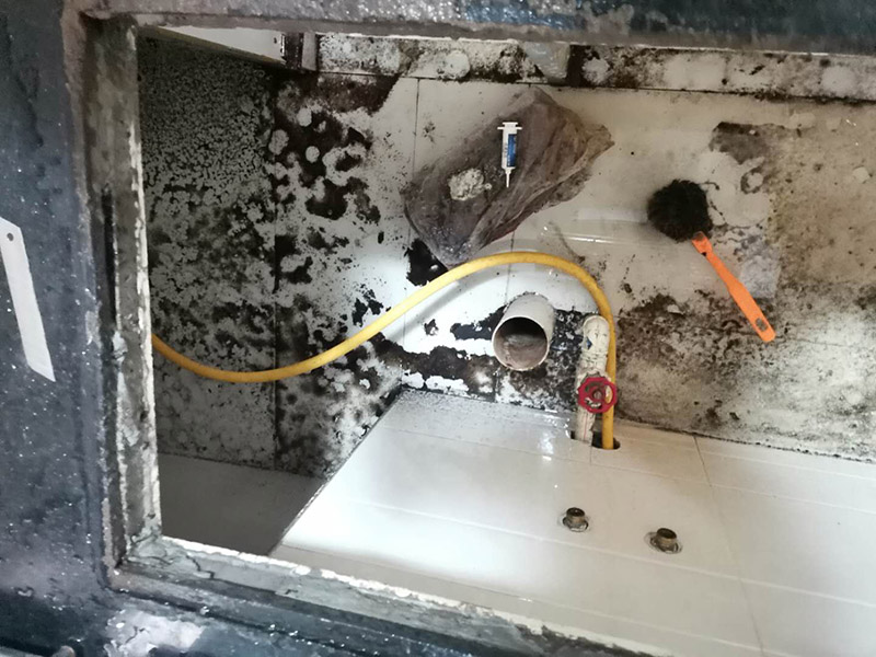 水槽下水管維修：首先，要檢查地板和屋頂是否有漏水的縫隙，廚衛(wèi)地面也要做蓄水相關(guān)的實驗，確定不漏水之后，再檢查水管及配件是否有破損、是否牢固。安裝溢水孔的下水管。溢水孔是避免水槽向外溢水的保護(hù)孔，所以要注意其與槽體銜接處的密封性，確保溢水孔的下水管自身不漏水。安裝過濾籃的下水管。濾籃的下水管在安裝時，要注意下水管和槽體之間的銜接，切忌不牢固、密封不嚴(yán)。安裝整體的排水管。當(dāng)遇到兩個過濾籃的水槽，且兩個下水管之間的距離有近遠(yuǎn)，就需要對水管進(jìn)行切割作業(yè)，要十分留意的是每個接口的密封性。水槽放入臺面后，需要在槽體和臺面間安裝配套的掛片，將水槽安裝牢固，以避免那些細(xì)小的空隙導(dǎo)致槽體左右搖晃。進(jìn)行排水實驗。等到基本安裝完成后，再將過濾籃也安裝好，就開始進(jìn)行排水實驗。具體為先將水槽放滿水，測試兩個過濾籃下水及溢水孔下水的排水狀態(tài)，若發(fā)現(xiàn)有滲水現(xiàn)象，應(yīng)馬上返工。