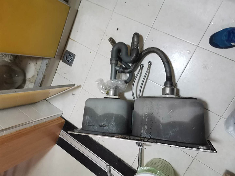 水槽下水管維修：首先，要檢查地板和屋頂是否有漏水的縫隙，廚衛(wèi)地面也要做蓄水相關(guān)的實驗，確定不漏水之后，再檢查水管及配件是否有破損、是否牢固。安裝溢水孔的下水管。溢水孔是避免水槽向外溢水的保護(hù)孔，所以要注意其與槽體銜接處的密封性，確保溢水孔的下水管自身不漏水。安裝過濾籃的下水管。濾籃的下水管在安裝時，要注意下水管和槽體之間的銜接，切忌不牢固、密封不嚴(yán)。安裝整體的排水管。當(dāng)遇到兩個過濾籃的水槽，且兩個下水管之間的距離有近遠(yuǎn)，就需要對水管進(jìn)行切割作業(yè)，要十分留意的是每個接口的密封性。水槽放入臺面后，需要在槽體和臺面間安裝配套的掛片，將水槽安裝牢固，以避免那些細(xì)小的空隙導(dǎo)致槽體左右搖晃。進(jìn)行排水實驗。等到基本安裝完成后，再將過濾籃也安裝好，就開始進(jìn)行排水實驗。具體為先將水槽放滿水，測試兩個過濾籃下水及溢水孔下水的排水狀態(tài)，若發(fā)現(xiàn)有滲水現(xiàn)象，應(yīng)馬上返工。