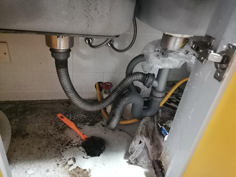 水槽下水管維修：首先，要檢查地板和屋頂是否有漏水的縫隙，廚衛(wèi)地面也要做蓄水相關(guān)的實驗，確定不漏水之后，再檢查水管及配件是否有破損、是否牢固。安裝溢水孔的下水管。溢水孔是避免水槽向外溢水的保護(hù)孔，所以要注意其與槽體銜接處的密封性，確保溢水孔的下水管自身不漏水。安裝過濾籃的下水管。濾籃的下水管在安裝時，要注意下水管和槽體之間的銜接，切忌不牢固、密封不嚴(yán)。安裝整體的排水管。當(dāng)遇到兩個過濾籃的水槽，且兩個下水管之間的距離有近遠(yuǎn)，就需要對水管進(jìn)行切割作業(yè)，要十分留意的是每個接口的密封性。水槽放入臺面后，需要在槽體和臺面間安裝配套的掛片，將水槽安裝牢固，以避免那些細(xì)小的空隙導(dǎo)致槽體左右搖晃。進(jìn)行排水實驗。等到基本安裝完成后，再將過濾籃也安裝好，就開始進(jìn)行排水實驗。具體為先將水槽放滿水，測試兩個過濾籃下水及溢水孔下水的排水狀態(tài)，若發(fā)現(xiàn)有滲水現(xiàn)象，應(yīng)馬上返工。