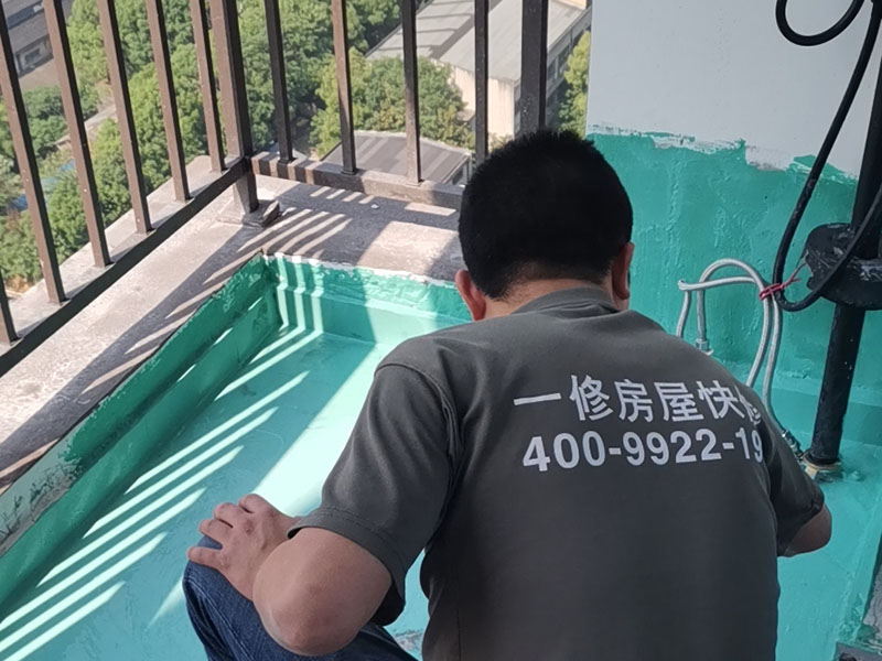 陽(yáng)臺(tái)防水施工：先用鏟刀和笤帚及工具將陽(yáng)臺(tái)基層表面的突起物、砂漿和疙瘩等鏟除并將塵土雜物清掃干凈，對(duì)陰陽(yáng)角、管根、地漏等部位應(yīng)認(rèn)真清理。 對(duì)陽(yáng)臺(tái)地漏、管根、陰陽(yáng)角等易發(fā)生漏水的部位，應(yīng)進(jìn)行特殊加強(qiáng)處理。 細(xì)部附加層：在地漏、管根、陰陽(yáng)角和出入口等易發(fā)生漏水的薄弱部位，可增加一層剛性防水，剛性防水寬度應(yīng)不小于100mm，搭接寬度應(yīng)不小于100mm。然后涂刷家裝專用防水涂料。 將配制好的防水涂料均勻涂刷在基層表面，涂刷量以0.8—1.0kg/㎡每遍為宜，直至防水合格為止，家裝防水要求一般為1.0mm左右。