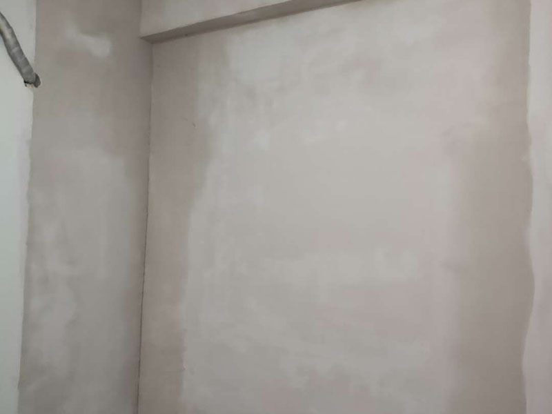 墻面翻新裝修：1、短期內(nèi)：對于購買的二手房墻面，如果是裝修沒多久，那么在進(jìn)行墻面處理的時(shí)候，原先的耐水膩?zhàn)涌梢员Ａ粢恍?，不用完全的鏟掉；用鋼刷和砂紙進(jìn)行打磨墻面，打磨后即可重新涂刷乳膠漆。 2、時(shí)間間隔太久：如果是五年以上的耐水膩?zhàn)?，由于材料老化，在二次刷漆的時(shí)候，就必須全部鏟除至墻底，否則的話會影響今后墻面乳膠漆的施工質(zhì)量和裝修后的長期使用效果。