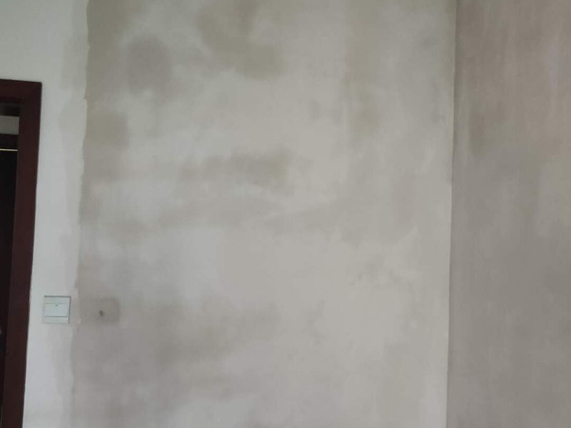 墻面翻新裝修：1、短期內(nèi)：對于購買的二手房墻面，如果是裝修沒多久，那么在進(jìn)行墻面處理的時(shí)候，原先的耐水膩?zhàn)涌梢员Ａ粢恍?，不用完全的鏟掉；用鋼刷和砂紙進(jìn)行打磨墻面，打磨后即可重新涂刷乳膠漆。 2、時(shí)間間隔太久：如果是五年以上的耐水膩?zhàn)?，由于材料老化，在二次刷漆的時(shí)候，就必須全部鏟除至墻底，否則的話會影響今后墻面乳膠漆的施工質(zhì)量和裝修后的長期使用效果。