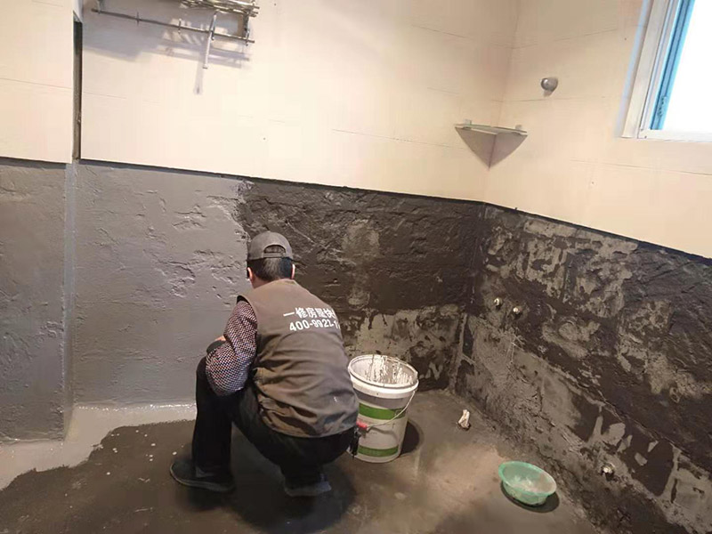 墻面刷防水維修：在涂刷防水涂層之前，先要清理墻面和地面。同時，要用連接的氣泵皮管吹盡陰角處的浮層；首先要量出防水層的高度并劃出基準(zhǔn)線；刷防水涂料時要先刷基準(zhǔn)線以下位置，并在墻面和地面連接陰角處刷成八字，上下交叉，交接處接應(yīng)有200mm，不得有漏刷情況出現(xiàn)。 墻角涂刷完成后，沿基準(zhǔn)線涂刷墻體：第一遍涂刷墻面時，應(yīng)上下縱向涂刷，第二遍涂刷墻體，應(yīng)左右橫向涂刷。 地面防水涂料的涂刷應(yīng)該從房間里側(cè)向門口涂刷，地面水管接口處尤其要仔細(xì)涂刷，不能有任何遺漏。