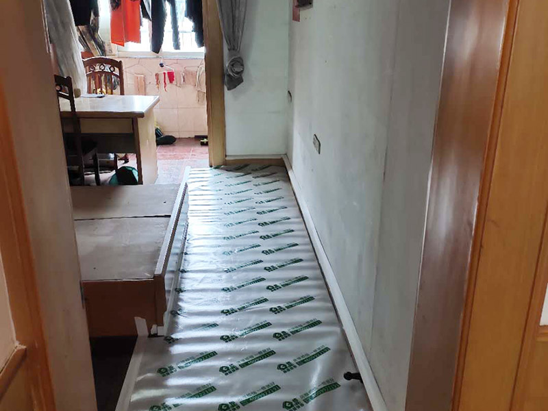 家具成品保護：1、做好入戶門保護 　　各類裝修物料的進場、建筑裝修的清理都必須經(jīng)過入戶門。在對物品進行搬運時，難免會與入戶門發(fā)生磕碰及摩擦。因此，在進行成品保護時，我們首先要做好入戶門的保護。 　　建議，在裝修開工前知道家具家電進場，都應(yīng)當使用成品保護膜將入戶門進行包裹。 　　2、做好水電改造期間的成品保護 　　水電改造是基礎(chǔ)裝修，水電裝修的質(zhì)量好壞，直接決定著后期的施工和使用。因此，在進行水電改造時，同樣需要做好成品保護工作。水電改造完成后，應(yīng)當對各種管線進行規(guī)范的固定，以防脫落;對裸露的線頭要進行包裹，以防發(fā)生觸電的危險;做好地面裸線管的固定和保護，防止被踩壞。同時，在搬運物料時，也不要破壞地面鋪設(shè)的管線。 　　3、做好瓷磚、地板的鋪貼保護 　　進行裝修施工時，磁環(huán)邊鋪邊勾縫，在崗鋪設(shè)的瓷磚、地板上堆放雜物、走動踩踏，地板沒有使用成品保護膜覆蓋等都會影響瓷磚及地板的鋪貼效果，使瓷磚出現(xiàn)施工質(zhì)量問題。