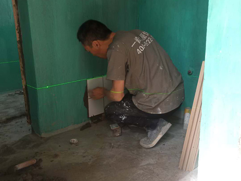 衛(wèi)生間標(biāo)線貼磚：衛(wèi)生間的防水工作流程，都是在地面用水泥砂漿找平一次，等它干透后再做防水。那些詢問做完防水能不能馬上貼瓷磚的業(yè)主，首先要搞清楚，防水不是只做一遍就可以的。一般的防水施工要做2到3遍，而且防水的順序也是有講究的，比如，要先做完墻面防水再貼墻磚，其次才可以做地面防水，再貼地磚。因?yàn)榈孛娼?jīng)常會(huì)踩來踩去，地面防水如果先做了會(huì)很容易踩壞。一般情況下，在2到3遍的防水層全部做好后，會(huì)有5到7天的固化期，所以自然的，貼瓷磚肯定是要等到這之后才能做，所以做完防水就立馬貼瓷磚，就大錯(cuò)特錯(cuò)了。