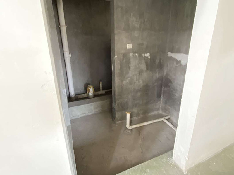 衛(wèi)生間防水處理：1、刷第一遍防水涂料。施工前確保工地干凈、干燥，防水涂料要涂滿，無遺漏，與基層結(jié)合牢固，無裂紋，無氣泡，無脫落現(xiàn)象。涂刷高度一致，厚度要達到產(chǎn)品規(guī)定要求。 2、刷第二遍防水涂料。注意、第二遍防水涂料間需要有一定時間間隔，待遍涂料干透后才能進行第二遍，具體時間視涂料而定。間隔時間太短，防水的效果會大打折扣。 3、鋪保護層。為防止之后的施工破壞防水層，需在防水涂料表面鋪上保護層。保護層要完全覆蓋防水層，無遺漏，與基層結(jié)合牢固，無裂紋，無氣泡，無脫落現(xiàn)象。 4、閉水試驗。閉水試驗時，地面點的水線不能低于2厘米，保存至少24小時，觀察無滲漏現(xiàn)象后方算合格。如有滲漏，需重做，切莫不能疏忽大意。