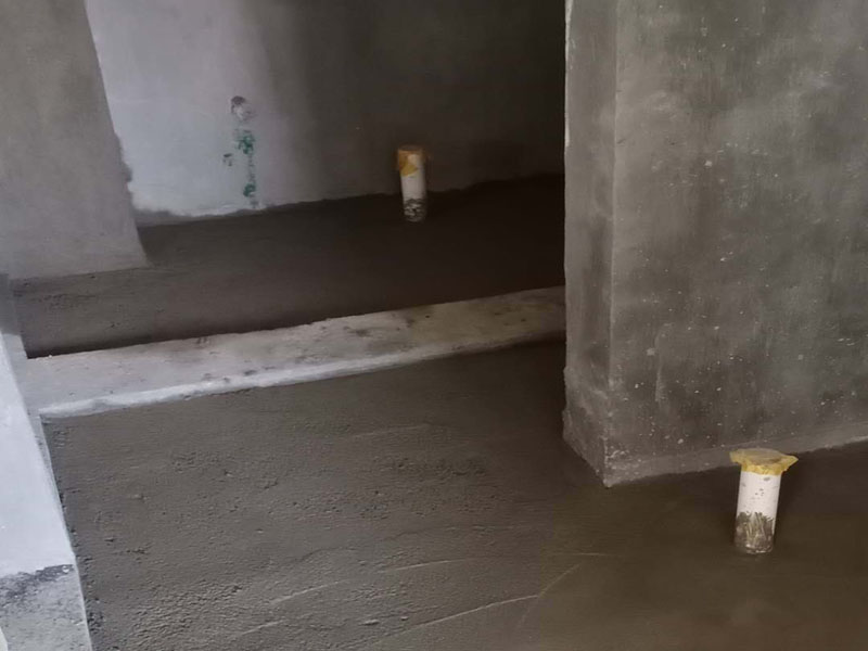 衛(wèi)生間防水處理：1、刷第一遍防水涂料。施工前確保工地干凈、干燥，防水涂料要涂滿，無遺漏，與基層結(jié)合牢固，無裂紋，無氣泡，無脫落現(xiàn)象。涂刷高度一致，厚度要達到產(chǎn)品規(guī)定要求。 2、刷第二遍防水涂料。注意、第二遍防水涂料間需要有一定時間間隔，待遍涂料干透后才能進行第二遍，具體時間視涂料而定。間隔時間太短，防水的效果會大打折扣。 3、鋪保護層。為防止之后的施工破壞防水層，需在防水涂料表面鋪上保護層。保護層要完全覆蓋防水層，無遺漏，與基層結(jié)合牢固，無裂紋，無氣泡，無脫落現(xiàn)象。 4、閉水試驗。閉水試驗時，地面點的水線不能低于2厘米，保存至少24小時，觀察無滲漏現(xiàn)象后方算合格。如有滲漏，需重做，切莫不能疏忽大意。