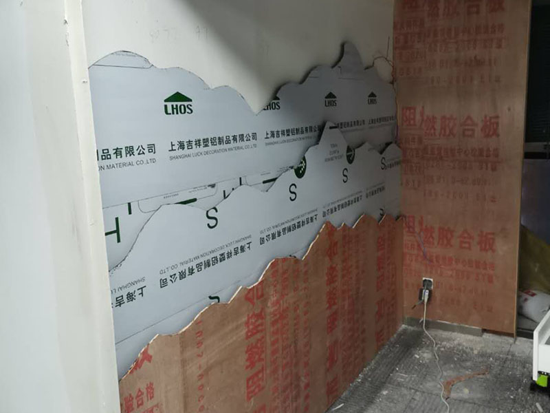 門店背景墻裝修：清掃基層、填補(bǔ)縫隙→石膏板面接縫處貼接縫帶、補(bǔ)膩?zhàn)?、磨砂?rarr;滿刮膩?zhàn)?、磨?rarr;涂刷防潮劑→涂刷底膠→墻面彈線→壁紙浸水→壁紙、基層涂刷粘結(jié)劑→墻紙裁紙、刷膠→上墻裱貼、拼縫、搭接、對花→趕壓膠粘劑氣泡→擦凈膠水→修整。