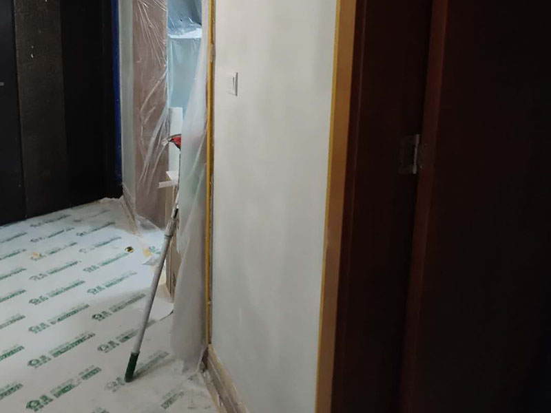 全屋墻面翻新：舊墻的基本處理bai包括清理舊墻面原有的乳膠du漆和膩子層的鏟除、木zhi裝修、其他表面裝飾物（如壁紙）的拆除，如果只是裝修了一兩年的墻面，墻面的膩子可以不用鏟除，用鋼刷和砂紙打磨墻面后就可以重新涂刷乳膠漆，如果裝修時間較長的就需要將膩子層鏟除后再進(jìn)行后續(xù)工序。切記舊墻面一定要進(jìn)行處理，不能直接涂刷，粉化嚴(yán)重的墻面要鏟除后，抹上一層白水泥，再進(jìn)行涂刷。 墻面涂刷底漆的作用是抗堿防潮、封固基材、保護(hù)面漆，提高面漆的質(zhì)感和遮蓋力。如果沒有刷底漆就直接上面漆的話，時間一長墻面就容易起泡、發(fā)霉，經(jīng)陽光長時間照射也會發(fā)生墻面變色的情況。