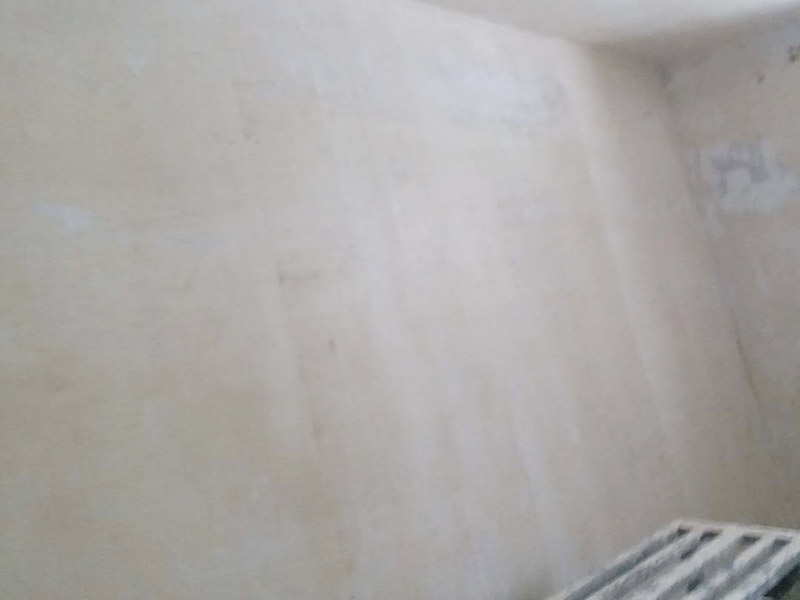 墻面清理翻新：墻面在進行刷漆的時候，把之前粘貼在墻面上的壁紙給拆下，否則壁紙蓋住的地方就會看不到。用批土刀來修整墻體的表面，有的墻面會出現(xiàn)污漬、開裂、起泡等現(xiàn)象，都要及時做處理。底漆一般不用特別來處理的墻面，如果是問題的墻面，那么就要針對相應的墻面問題來選擇專治問題的底漆。墻面涂刷的時候應該先從頂部開始再往下刷，否則會造成油漆滴落弄花已完成的墻面。